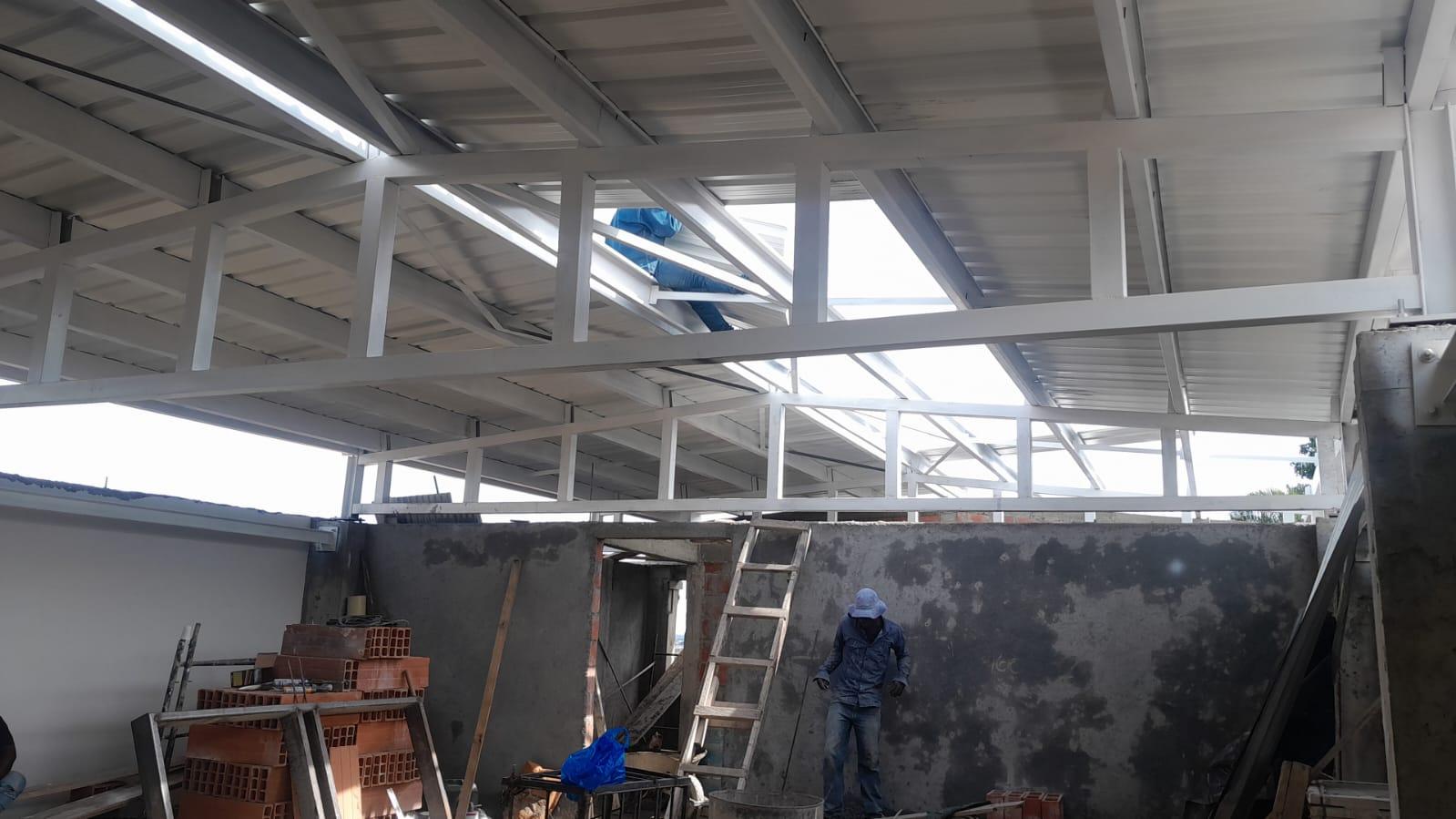 Después: cubierta con estructura metálica nueva