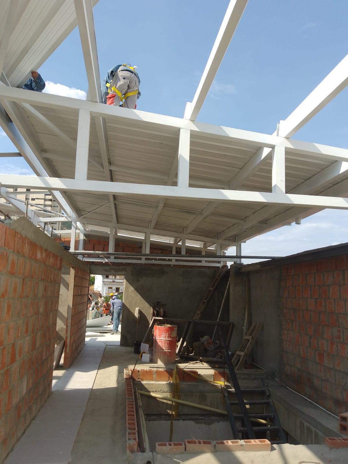 Estructura metálica de cubierta en dos niveles